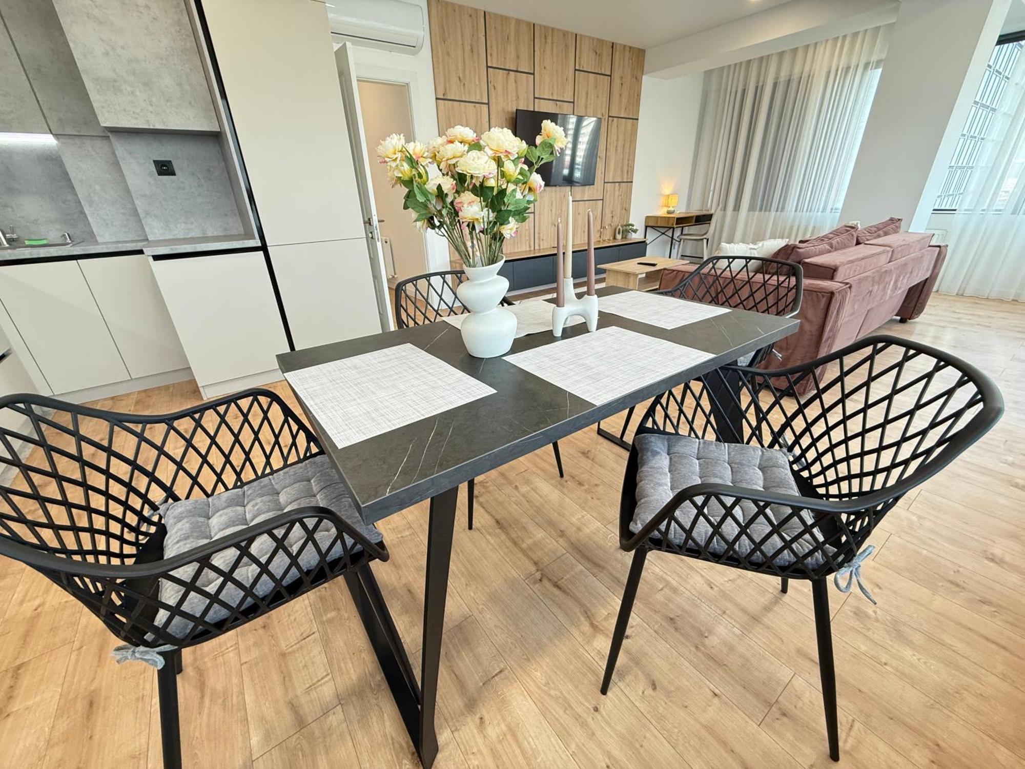 Rentnow Large And Cozy Apartment In The Center, Parking تشيسيناو المظهر الخارجي الصورة